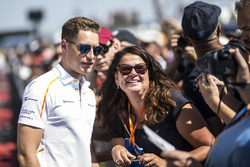 Stoffel Vandoorne, McLaren fans selfie