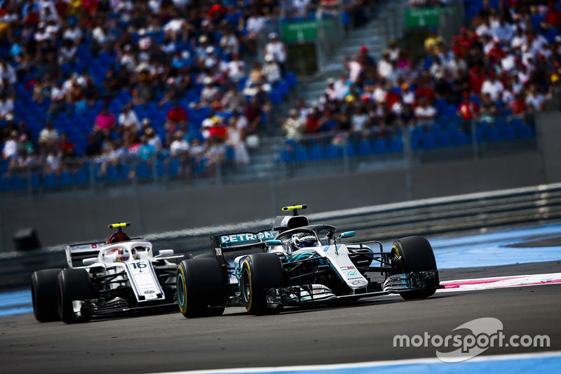 Valtteri Bottas, Mercedes AMG F1 W09, leads Charles Leclerc, Sauber C37