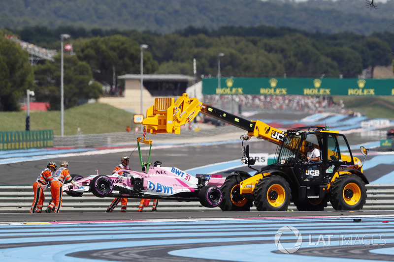 La monoposto di Esteban Ocon, Force India VJM11, viene recuperata
