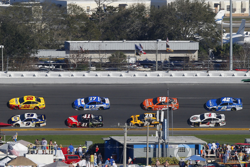 Chase Elliott, Hendrick Motorsports Chevrolet Camaro and Joey Logano, Team Penske Ford Fusion