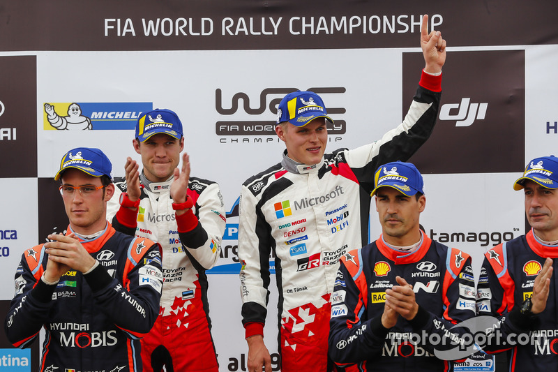 Podium: winnaars Ott Tanak, Martin Järveoja, Toyota Gazoo Racing, tweede Thierry Neuville, Nicolas Gilsoul, Hyundai Motorsport, derde Dani Sordo, Carlos del Barrio, Hyundai Motorsport