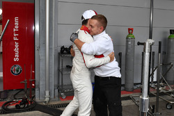 Charles Leclerc, Sauber takım ile altıncı sırayı kutluyor