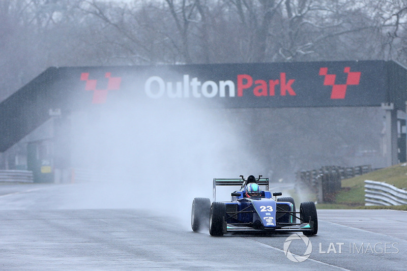 Billy Monger en su coche de carreras regreso a probar el Carlin MSV Fórmula 3