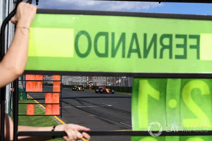Pit board de Fernando Alonso, McLaren MCL33