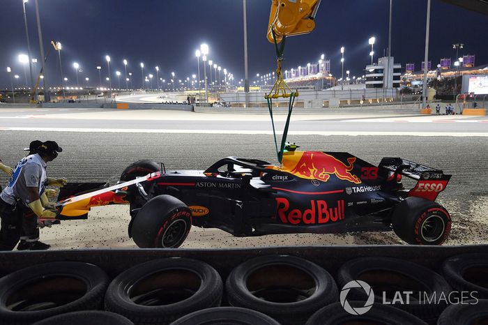 El coche chocado de Max Verstappen, Red Bull Racing RB14 es removido