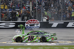 Race winner Kyle Busch, Joe Gibbs Racing, Toyota Camry Interstate Batteries