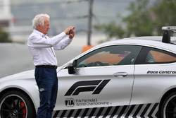 Charlie Whiting, FIA Delegate inspecteert