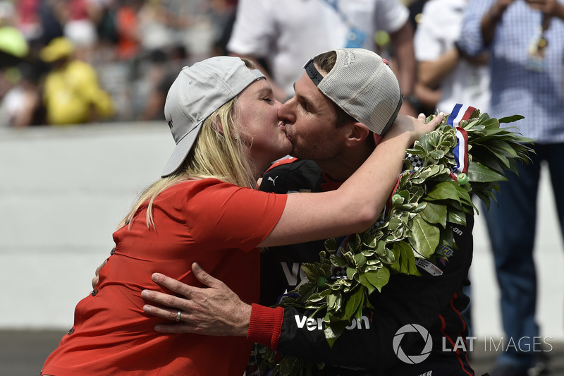 Will Power and Liz Power en la línea de la victoria, Team Penske Chevrolet