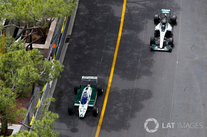 Keke Rosberg lidera a su hijo Nico Rosberg mientras recorren el circuito en sus autos ganadores del título mundial