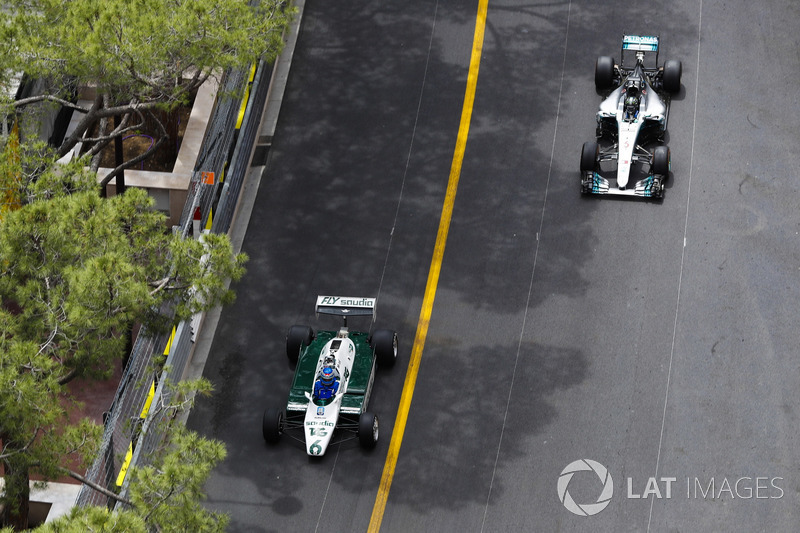 Keke Rosberg precede il figlio Nico Rosberg mentre fanno un giro del circuito al volante delle loro monoposto iridate