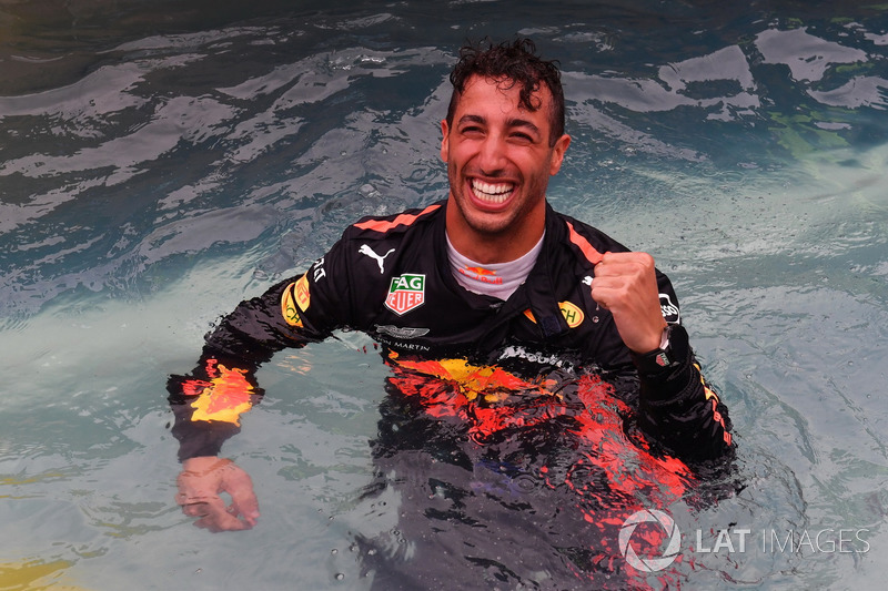 El ganador de la carrera Daniel Ricciardo, Red Bull Racing celebra en la piscina Red Bull Racing Energy Station