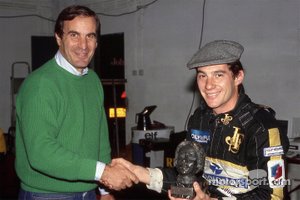 Giorgio Piola entrega a Ayrton Senna el Trofeo Gilles Villeneuve en Imola en 1985