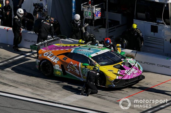 #19 GEAR Racing powered by GRT Grasser Lamborghini Huracan GT3, GTD: Christina Nielsen, Katherine Legge, Tatiana Calderon, Rahel Frey, pit stop