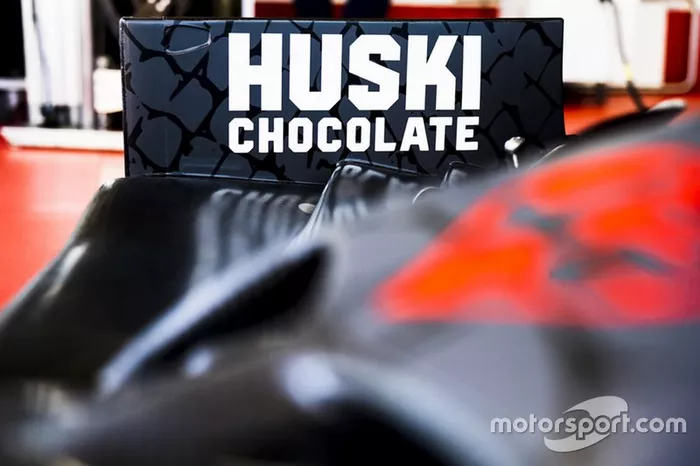 Logo Huski chocolate sulla monopsto dell'Alfa Romeo