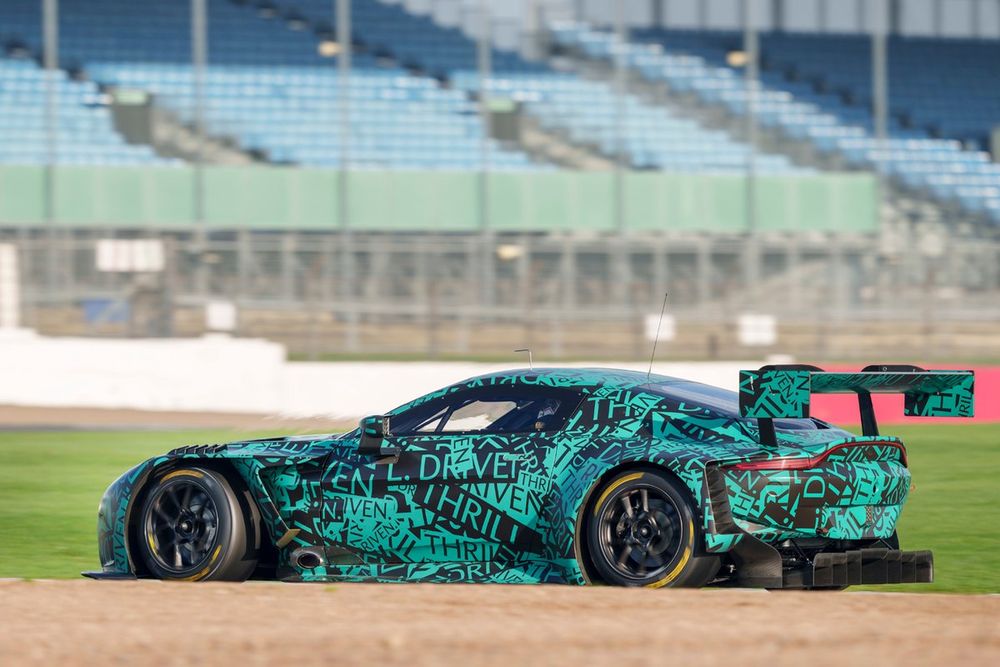 aston-martin-gt3-evo-2024-erste-bilder-zeigen-dickes-bodykit