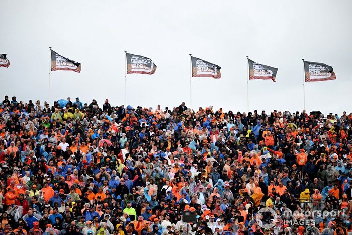 Los aficionados llenan las gradas