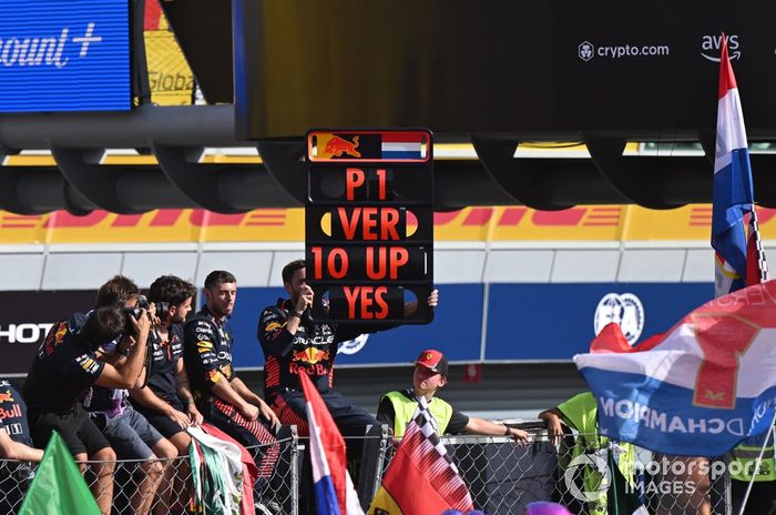 El equipo Red Bull celebra la 10ª victoria consecutiva de Max Verstappen, Red Bull Racing, 1ª posición, tras la carrera