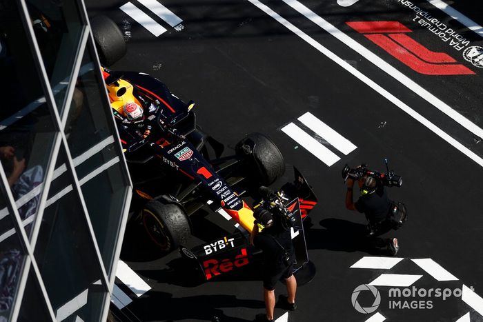 Max Verstappen, Red Bull Racing RB19, 1ª posición, llega al Parc Ferme