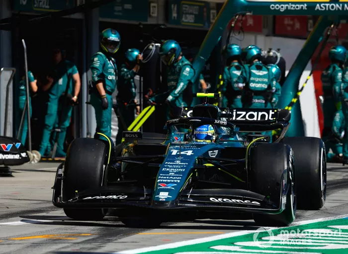 Fernando Alonso, Aston Martin AMR23, sale de su box tras una parada