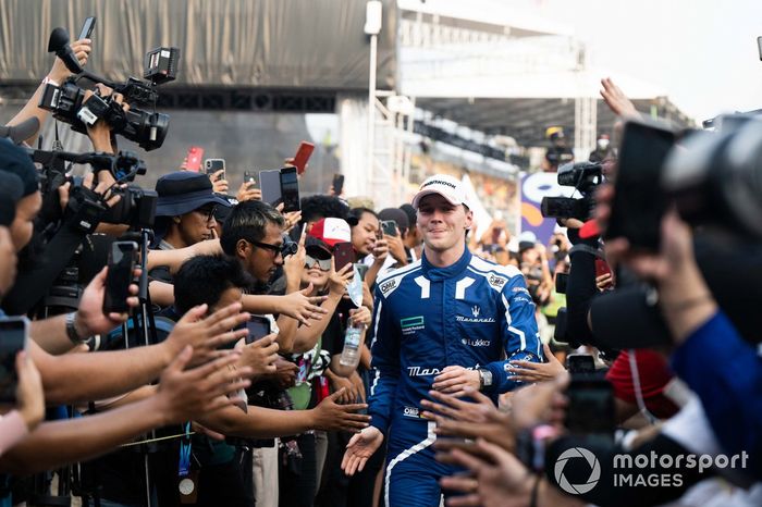 El ganador Maximilian Gunther, Maserati Racing, se dirige a la ceremonia del podio