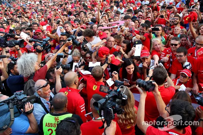 Charles Leclerc e Sebastian Vettel com os fãs