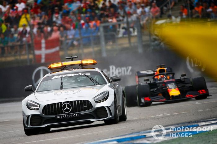 El Safety Car delante de Max Verstappen, Red Bull Racing RB15