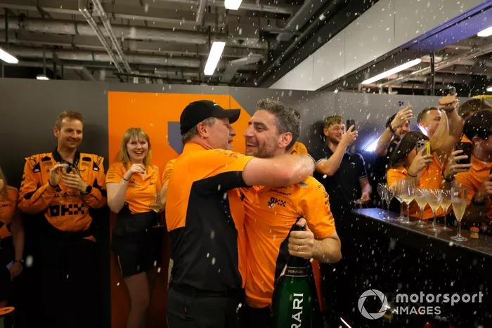 Andrea Stella, Team Principal, McLaren F1 Team, et l'équipe McLaren célèbrent après la course.