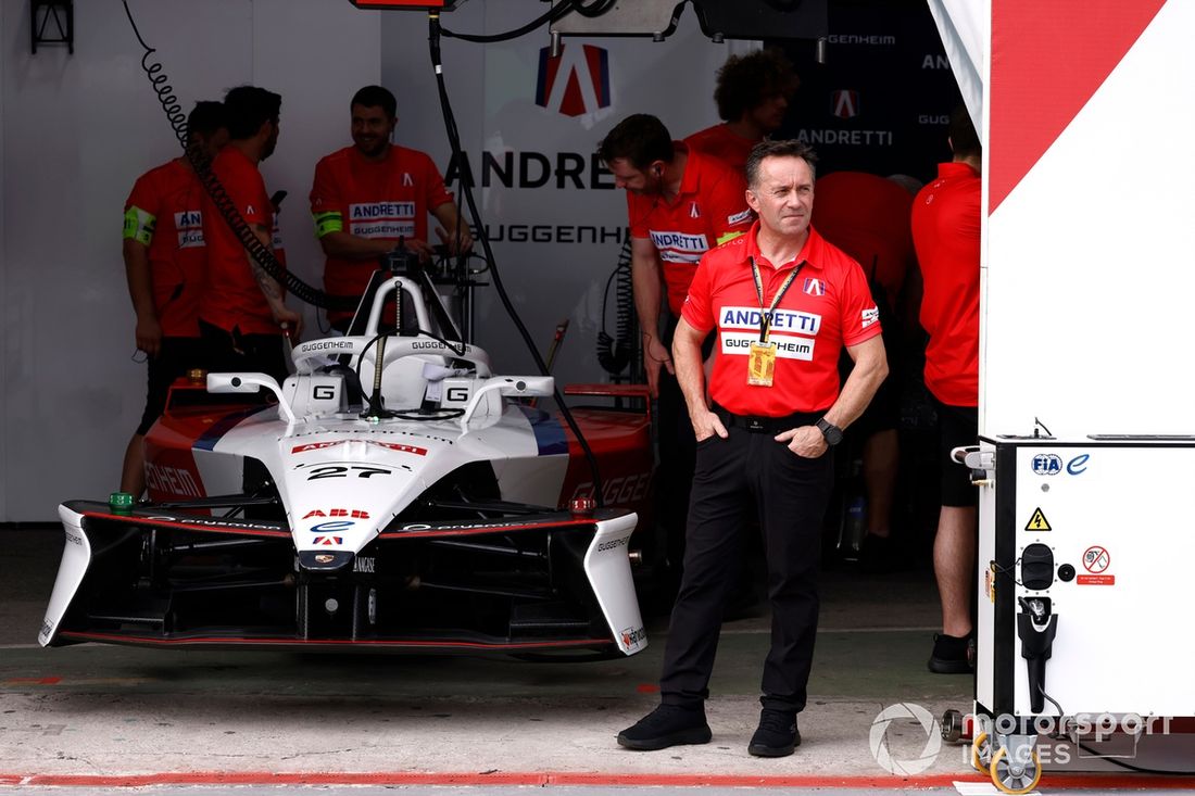 Roger Griffiths, director del equipo Andretti de Fórmula E, mira hacia el pit lane