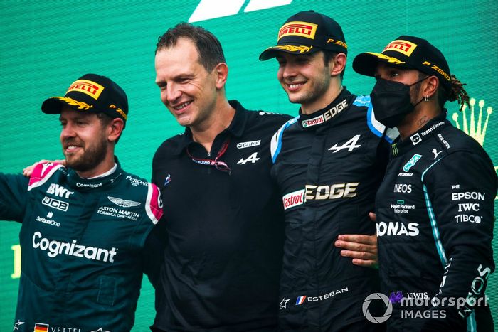 Podio: segundo lugar Sebastian Vettel, Aston Martin, Laurent Rossi, CEO Alpine F1, ganador Esteban Ocon, Alpine F1, tercer lugar Lewis Hamilton, Mercedes
