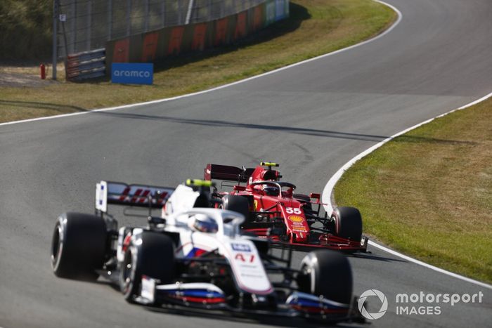 Mick Schumacher, Haas VF-21, Carlos Sainz Jr., Ferrari SF21