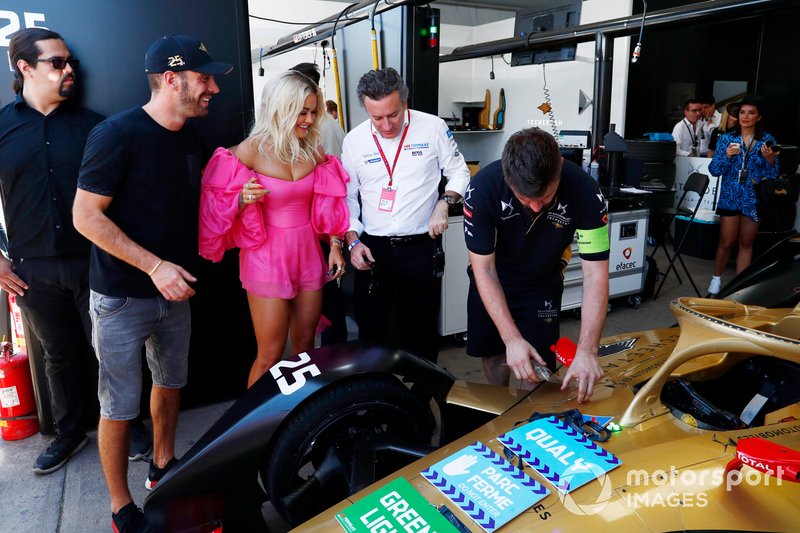 La cantante Rita Ora con Jean-Eric Vergne, DS TECHEETAH, Alejandro Agag, CEO, Formula E nel garage
