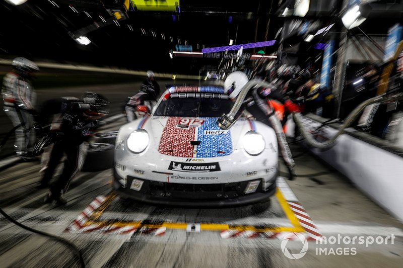 #912 Porsche GT Team Porsche 911 RSR, GTLM: Mathieu Jaminet, Earl Bamber, Laurens Vanthoor, pit stop