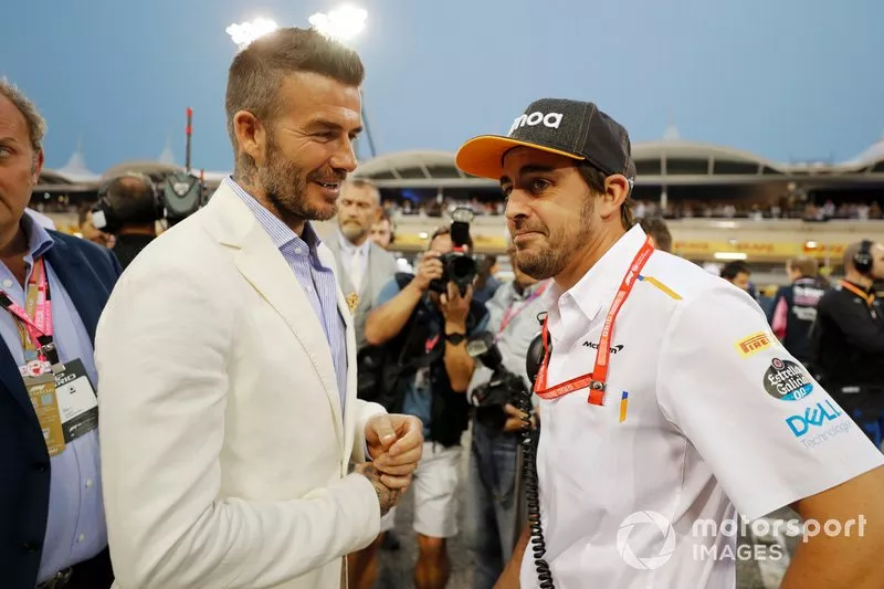 David Beckham habla con Fernando Alonso en la parrilla