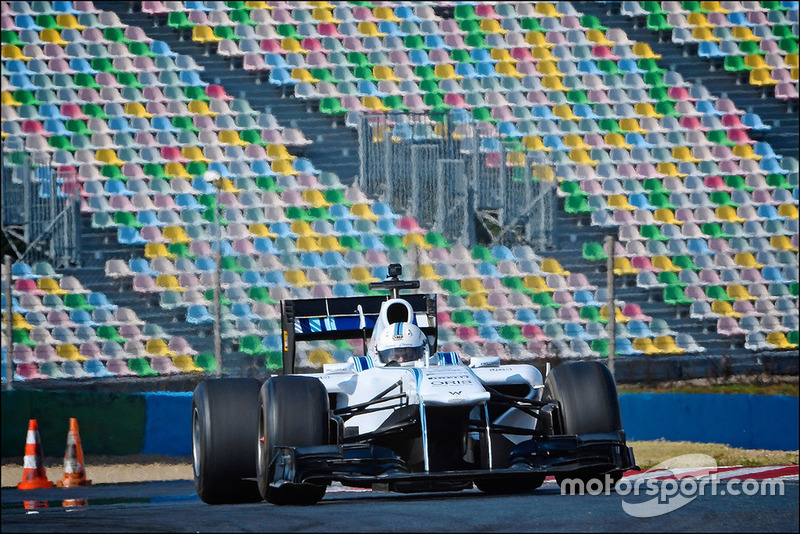 Een Smartphone-gamer test een Williams F1-wagen