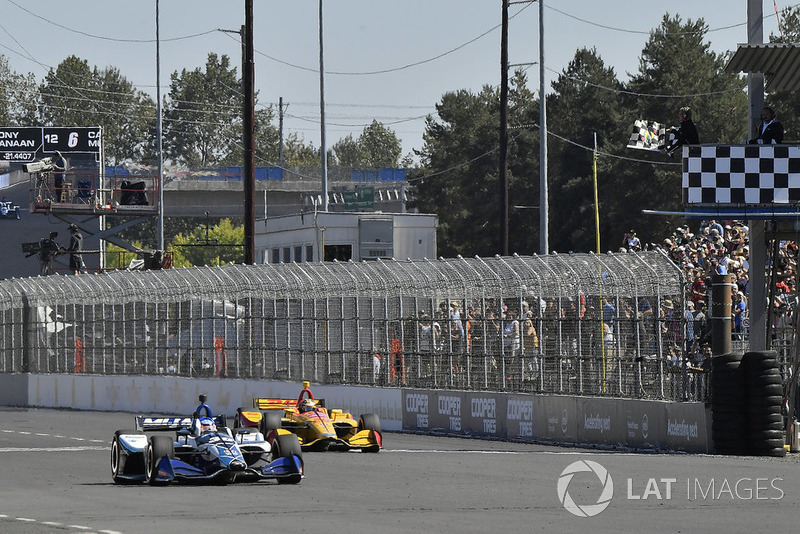 Takuma Sato, Rahal Letterman Lanigan Racing Honda takes the checkered flag