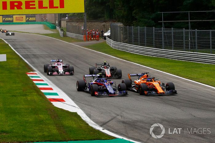 Pierre Gasly, Scuderia Toro Rosso STR13 y Fernando Alonso, McLaren MCL33 