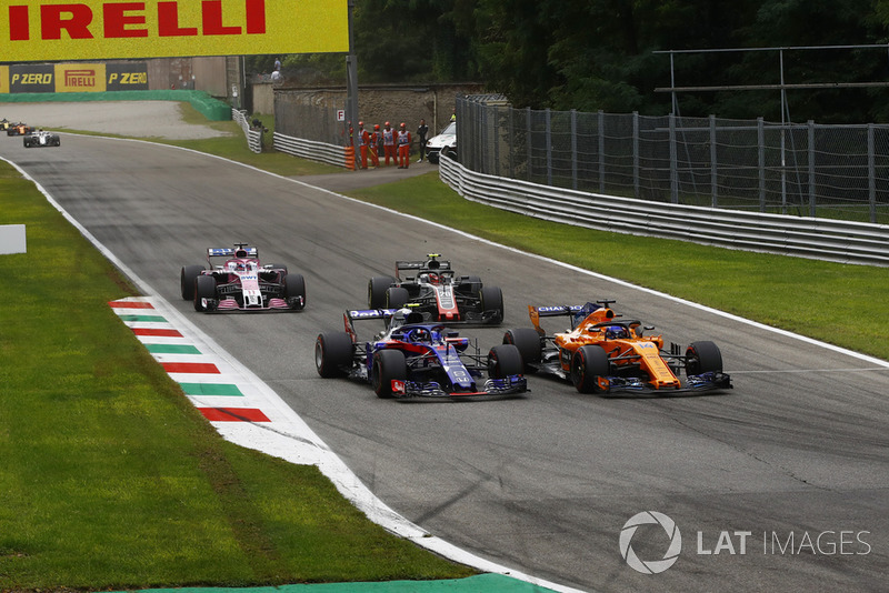 Pierre Gasly, Scuderia Toro Rosso STR13 y Fernando Alonso, McLaren MCL33