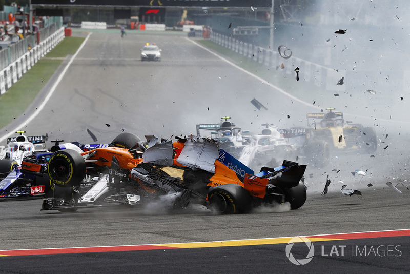 Choque de Fernando Alonso, McLaren MCL33, Charles Leclerc, Sauber C37, y Nico Hulkenberg, Renault Sport F1 Team R.S. 18, al inicio de la carrera