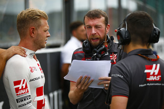 Kevin Magnussen, Haas F1 Team, with engineers on the grid