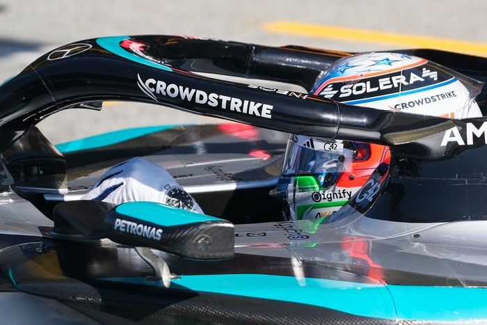 El piloto italiano de Mercedes Kimi Antonelli se sienta en su coche en el pit lane durante la sesión de clasificación del Gran Premio de Holanda de Fórmula Uno en The Circuit Zandvoort, al oeste de Holanda, el 30 de agosto de 2025. (Foto de Patrick Post /