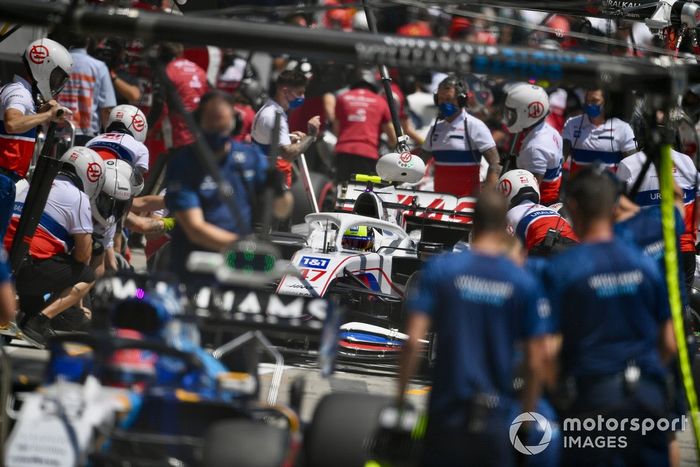 Mick Schumacher, Haas VF-21, en pits