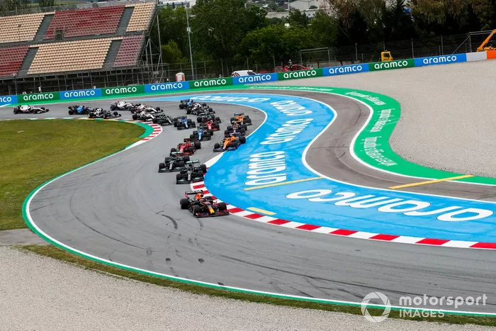 Max Verstappen, Red Bull Racing RB16B, Lewis Hamilton, Mercedes W12, Valtteri Bottas, Mercedes W12, Daniel Ricciardo, McLaren MCL35M, Charles Leclerc, Ferrari SF21, y el resto del pelotón
