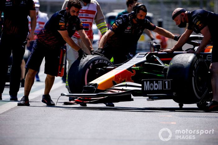 Los mecánicos mueven el coche de Sergio Pérez, Red Bull Racing RB16B