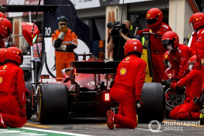 Charles Leclerc, Ferrari SF21 en pits
