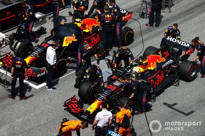 Max Verstappen, Red Bull Racing RB16B, adelanta a Sergio Pérez, Red Bull Racing RB16B, en la parrilla de salida