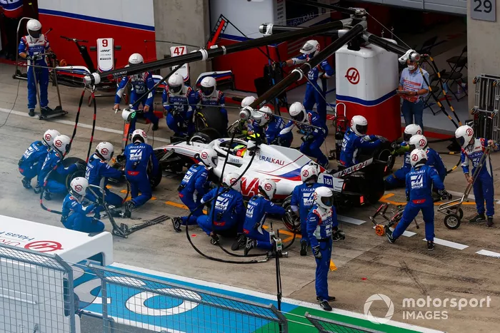 Mick Schumacher, Haas VF-21, en pits