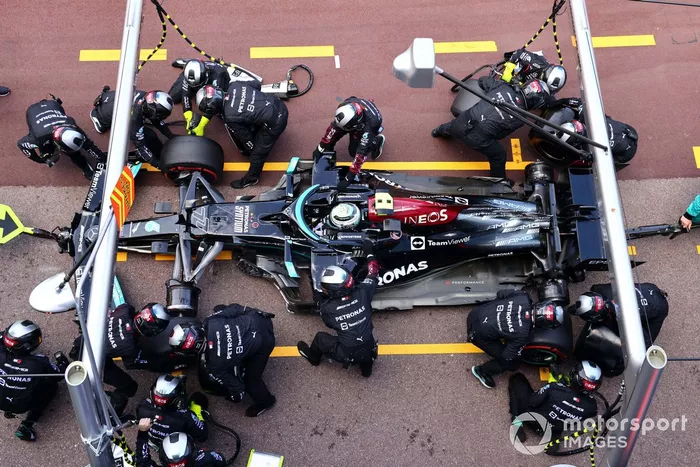 Valtteri Bottas, Mercedes W12, pit stop