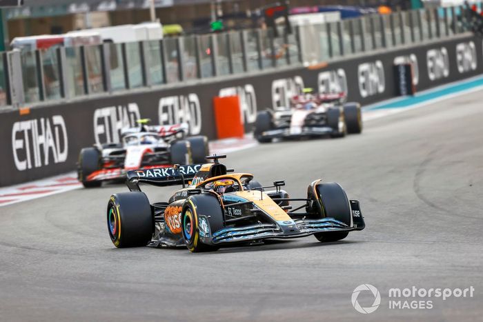 Daniel Ricciardo, McLaren MCL36, Mick Schumacher, Haas VF-22, Zhou Guanyu, Alfa Romeo C42