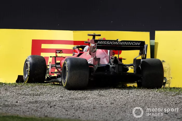 Charles Leclerc, Ferrari SF21, choca contra el muro