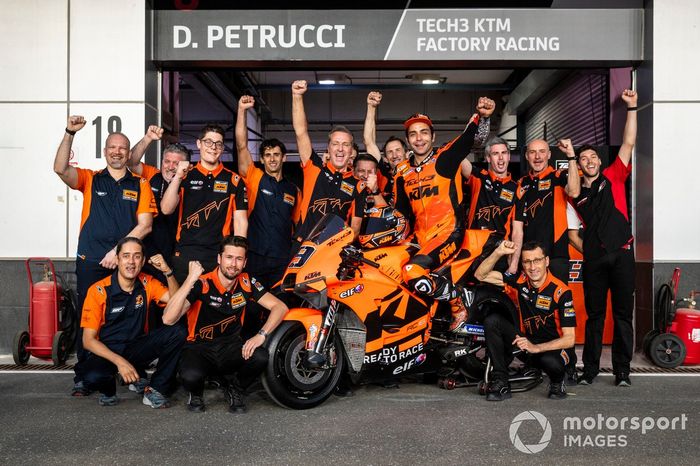 Danilo Petrucci, KTM Tech3, Iker Lecuona, KTM Tech3 con el equipo